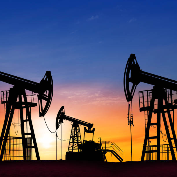 coucher du soleil au-dessus de la pompe de pétrole de plate-forme de forage dans le désert - sunset oil rig oil industry energy photos et images de collection