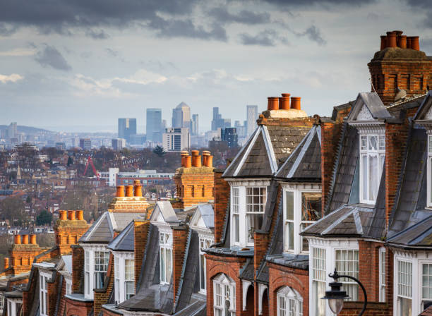 blick über die stadt london vom muswell hill - london england canary wharf skyline cityscape stock-fotos und bilder