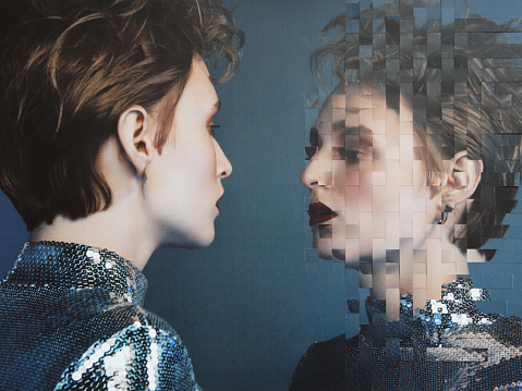 Collage analógico con retrato femenino y su reflejo espejo photo