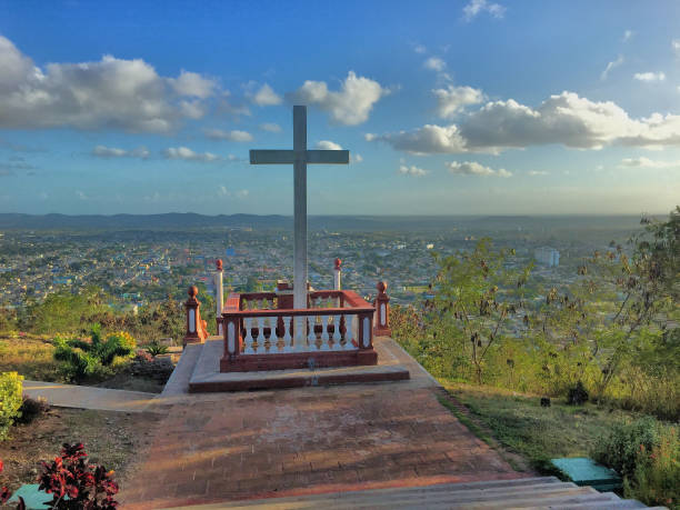 sainte croix à holguin à cuba 28.12.2016 - god landscape majestic cross photos et images de collection