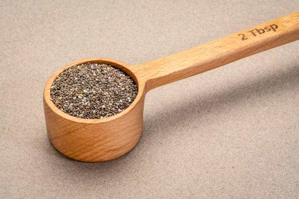 木の測定スクープのチアシード - tablespoon chia healthy eating seed ストックフォトと画像