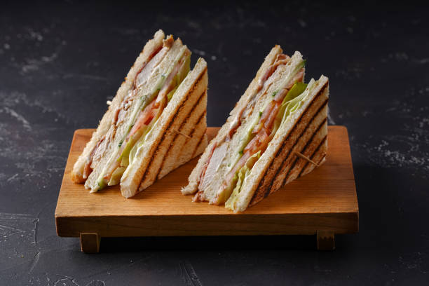 어두운 배경에 치킨 클럽 샌드위치. 혼자 - club sandwich large bread breakfast 뉴스 사진 이미지