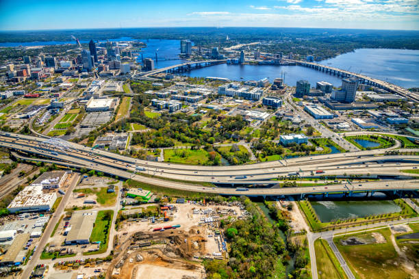 freeway infrastruktur in der nähe von downtown jacksonville - interstate 95 stock-fotos und bilder