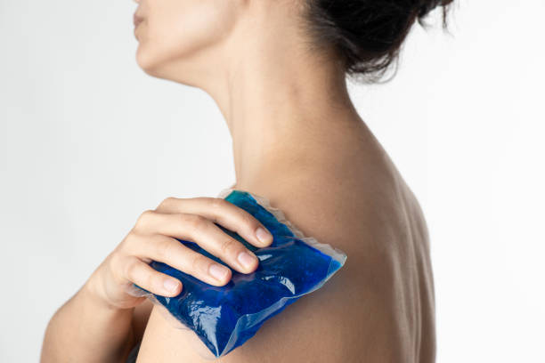 icepack on pain - ice women ice pack physical injury stock-fotos und bilder