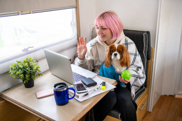 분홍색 머리 어린 소녀는 그녀의 캐러밴에서 온라인 클래스에 참석 - class a motorhome 뉴스 사진 이미지