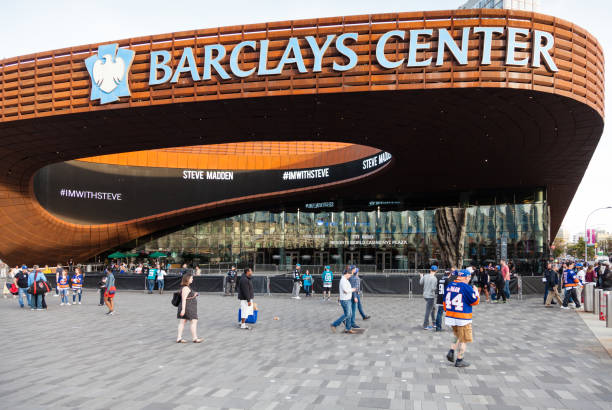 барклайс-центр в бруклине - barclays center стоковые фото и изображения