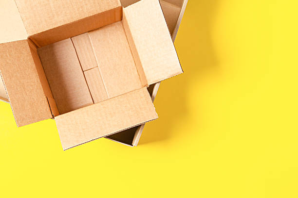 caixas de papelão abertas vazias em fundo amarelo. vista superior - distribution warehouse sending gift delivering - fotografias e filmes do acervo