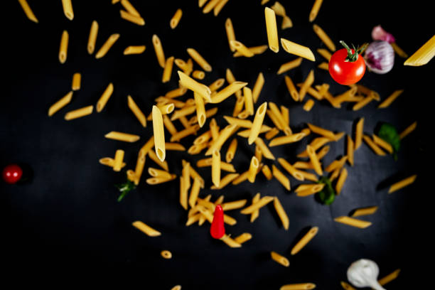 penne macaroni makaron wybuch żywności - cherry tomato flash zdjęcia i obrazy z banku zdjęć