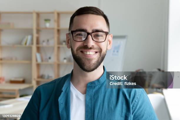 Headshotporträt Von Lächelnden Männlichen Angestellten Im Büro Stockfoto und mehr Bilder von Profil