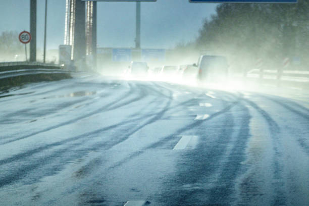 starkregen auf der autobahn - skidding car tire rain stock-fotos und bilder