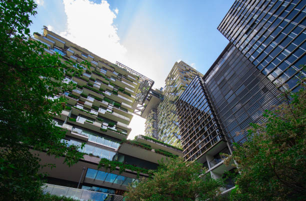 apartment block in sydney nsw australia with hanging gardens and plants on exterior of the building - green building imagens e fotografias de stock