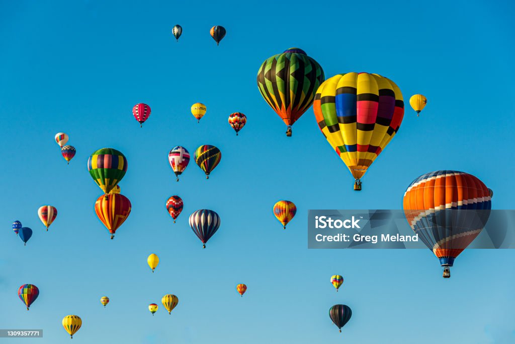 Heißluftballons füllen den Himmel - Lizenzfrei Heißluftballon Stock-Foto