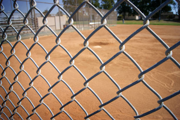 campo sportivo - baseball dirt softball baseball diamond foto e immagini stock