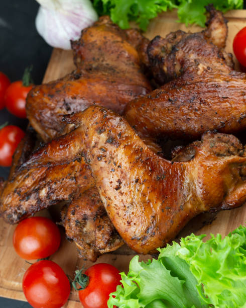 鶏の羽のグリル。低炭水化物と高脂肪食品。食用またはケトダイエット用メニュー - lowcarb ストックフォトと画像