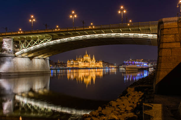 noche budapest, puente margit sobre el río danubio, reflejo de las luces nocturnas en el agua - margit bridge fotos fotografías e imágenes de stock