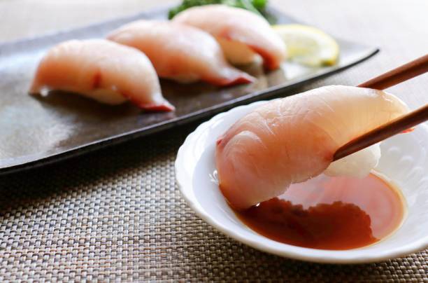 sushi nigiri de cola amarilla - nigiri fotografías e imágenes de stock