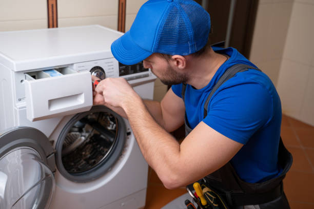 pracownik naprawia pralkę w pralni - repairing appliance clothes washer repairman zdjęcia i obrazy z banku zdjęć