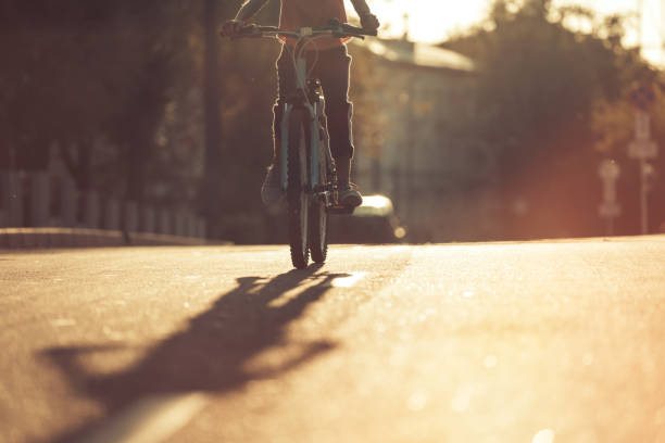 niña niño montando en bicicleta en verano en la ciudad - 2321 fotografías e imágenes de stock