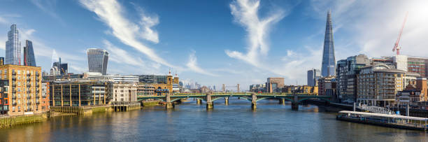panoramablick auf die skyline von london entlang der themse mit southwark bridge und tower bridge - tower bridge london skyline london england thames river stock-fotos und bilder
