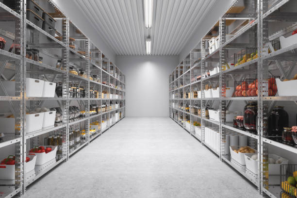 sala de armazenamento de um restaurante ou um café com grampos alimentares não pericompáveis, alimentos preservados, alimentação saudável, frutas e legumes. - storage room - fotografias e filmes do acervo