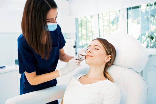 profesjonalny kosmetolog dokonujący zastrzyku twarzy - healthcare and medicine beauty spa botox injection hyaluronic acid zdjęcia i obrazy z banku zdjęć