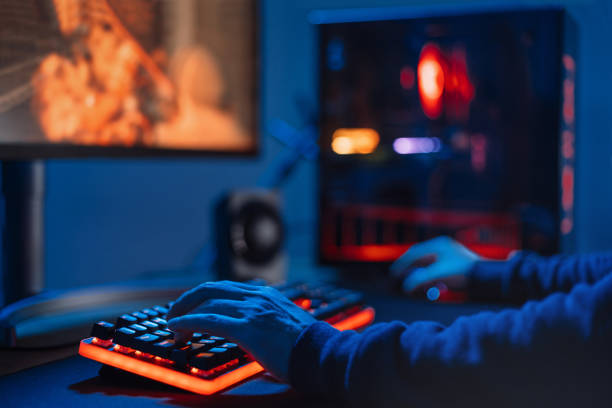 jogador profissional jogando videogame online em casa - hand games - fotografias e filmes do acervo