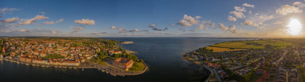 vista aérea panorama da paisagem da europa. - international tourism trade fair - fotografias e filmes do acervo