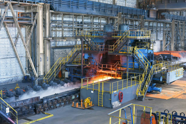 máquina con cinta transportadora con marco de metal brillante en la línea de producción de una fábrica de acero - siderurgicas fotografías e imágenes de stock