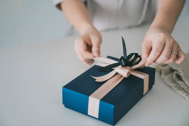 아시아 중국어 중형 성인 여성 수신 및 부엌 카운터에서 선물을 열고 - gift blue gift box box 뉴스 사진 이미지