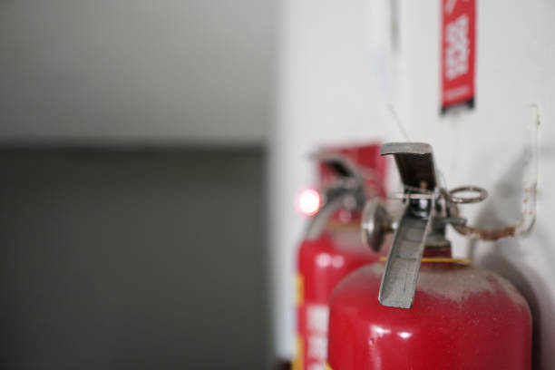 primer plano de los equipos de lucha contra incendios en el edificio moderno. el extintor está en el lado derecho de la foto. - office tool flash fotografías e imágenes de stock