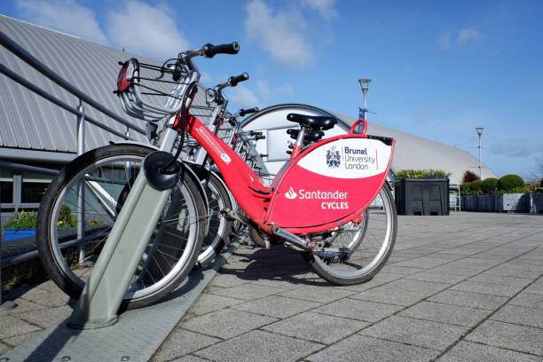 santander cycles auf dem campus der brunel university london - satteldach stock-fotos und bilder