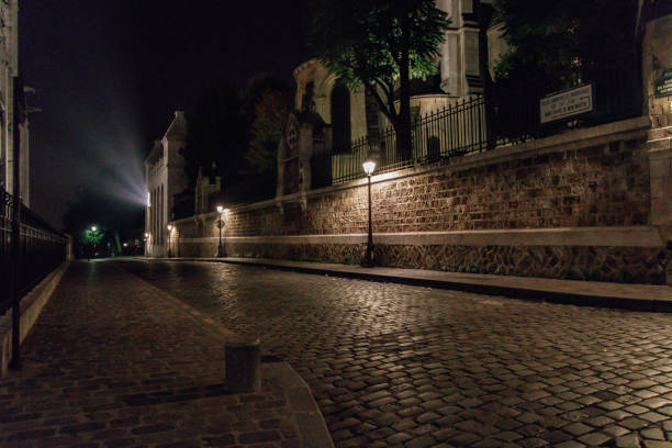 rua vazia no antigo bairro residencial à noite - brick wall paving stone brick wall - fotografias e filmes do acervo