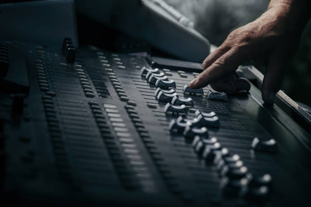controller mixer audio in studio in sfondo scuro - electric mixer sound mixer mixing playing foto e immagini stock