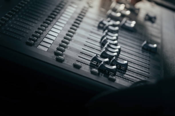 controlador de mixer de som de áudio no estúdio em fundo escuro - electric mixer sound mixer mixing playing - fotografias e filmes do acervo
