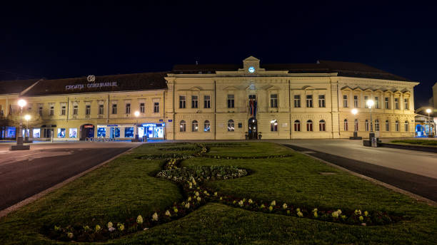 koprivnica, croácia à noite - koprivnica croatia - fotografias e filmes do acervo