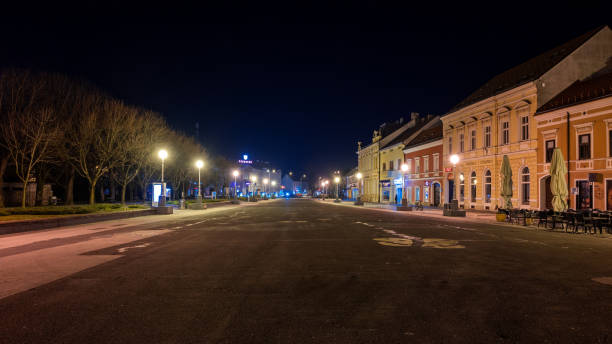 koprivnica, croácia à noite - koprivnica croatia - fotografias e filmes do acervo