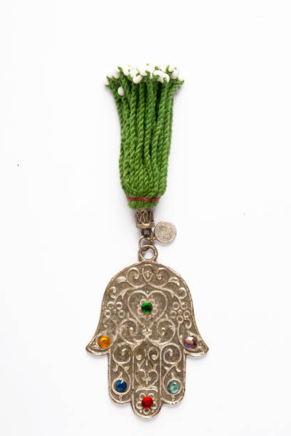 hamsa (mão de fátima) isolada em fundo branco. amuleto prateado decorativo para proteção do mau-olhado. - hamsa - fotografias e filmes do acervo