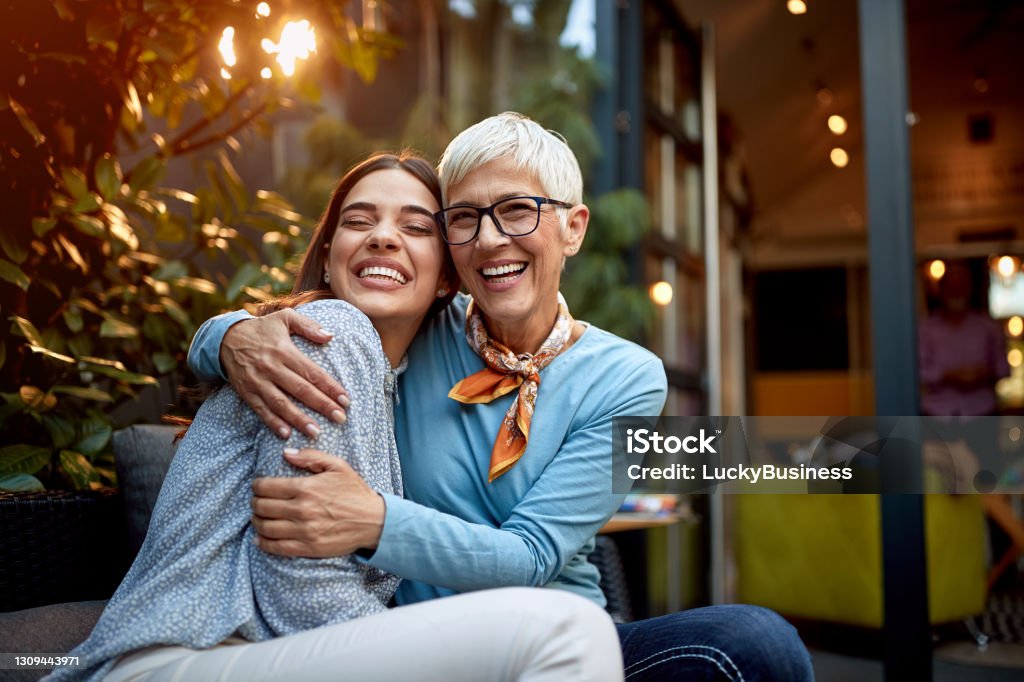 Porträt einer älteren Mutter und einer erwachsenen Tochter, umarmend, lächelnd. Liebe, Zuneigung, Glückskonzept - Lizenzfrei Mutter Stock-Foto