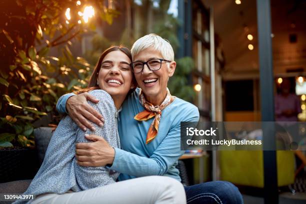 Porträt Einer Älteren Mutter Und Einer Erwachsenen Tochter Umarmend Lächelnd Liebe Zuneigung Glückskonzept Stockfoto und mehr Bilder von Mutter
