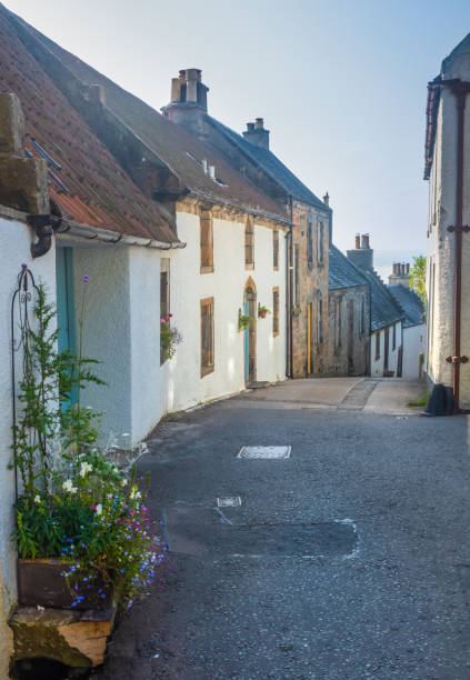 coastal village street - cottage scotland scottish culture holiday imagens e fotografias de stock