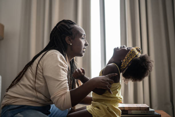 niña teniendo una rabieta con su madre en casa - mother superior fotografías e imágenes de stock