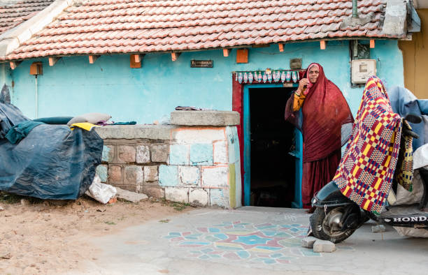 彼女の素朴な小屋の外に立っているインドの女性 - indian ethnicity traditional culture architecture karnataka ストックフォトと画像