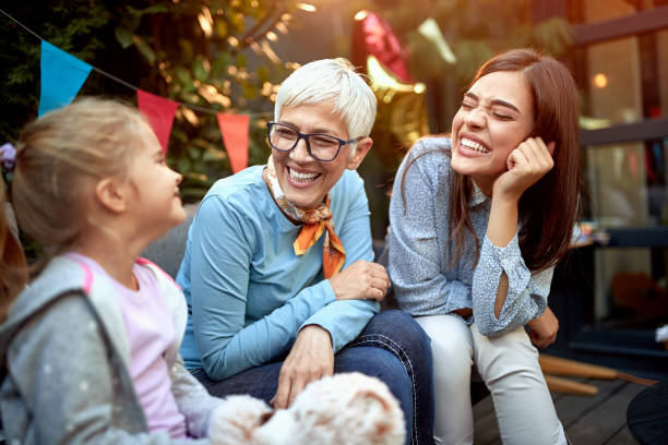 petite fille douce avec sa mère et sa grand-mère. concept de trois générations - senior women grandmother glasses senior adult photos et images de collection