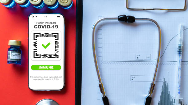 Health passport. Coronavirus vaccination certificate or immunity passport on smartphone screen with doctor stethoscope, healthcare charts, syringe and medical equipment on hospital red background pasaporte sanitario. certificado de vacunación contra coronavirus o pasaporte de inmunidad en la pantalla del teléfono inteligente con estetoscopio médico, cartas de atención médica, jeringa y equipo médico en el fondo rojo del hospital.