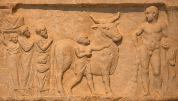 relief votif, forme d’naiskos, du sanctuaire d’héraclès à kynosarges à athènes, grèce. héraclès est représenté à droite tenant la peau des lions. 4ème siècle av. j..c. - bas relief photos et images de collection