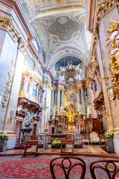 interior da igreja de são pedro (peterskirche) em viena, áustria - st peters basilica - fotografias e filmes do acervo