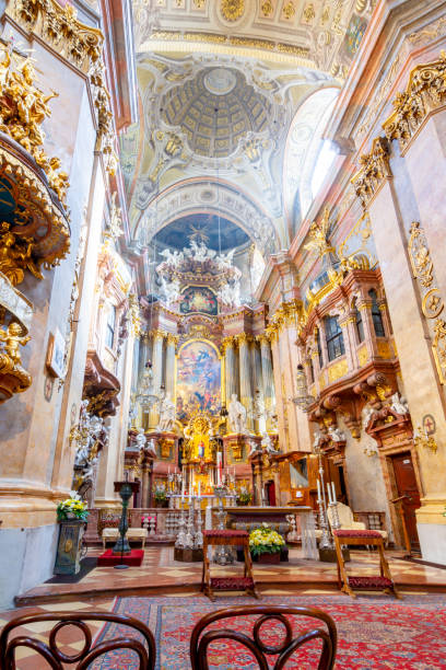 wnętrze kościoła świętego piotra (peterskirche) w wiedniu, austria - st peters basilica zdjęcia i obrazy z banku zdjęć