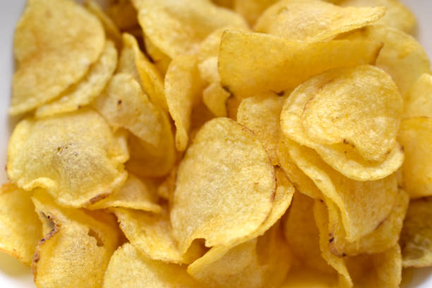 amarillo hermosas patatas fritas deliciosas en un plato - potatoe chips fotografías e imágenes de stock