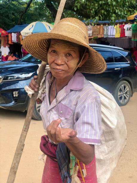 anziana donna birmana che chiede soldi - bagan myanmar burmese culture family foto e immagini stock