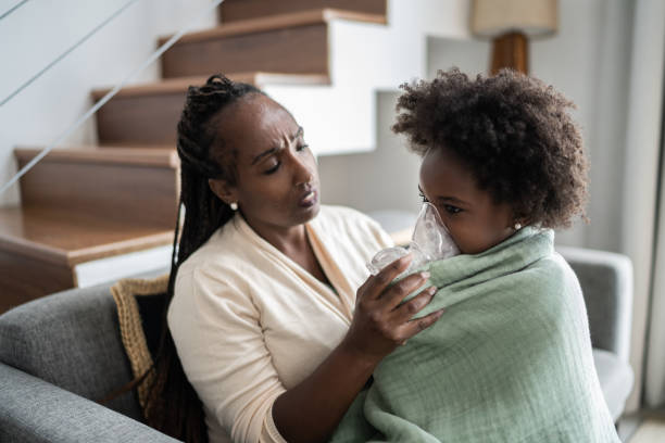 matka pomaga córce za pomocą nebulizatora podczas terapii wziewnej - asthmatic child asthma inhaler inhaling zdjęcia i obrazy z banku zdjęć